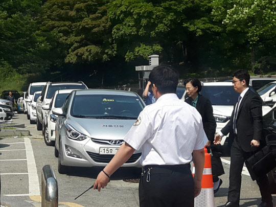 조양호 한진그룹 회장 아내 이명희 일우재단 이사장이 4일 오전 10시 20분께 구속 전 피의자 심문(영장실질심사)을 받기 위해 서울중앙지법에 출석했다. 이 이사장이 차량에서 하차해 법원으로 들어가고 있다. <김양혁 기자>